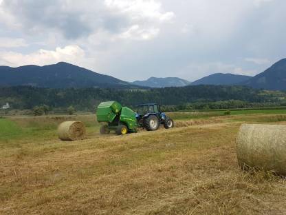 Bild 2:Rundballen pressen