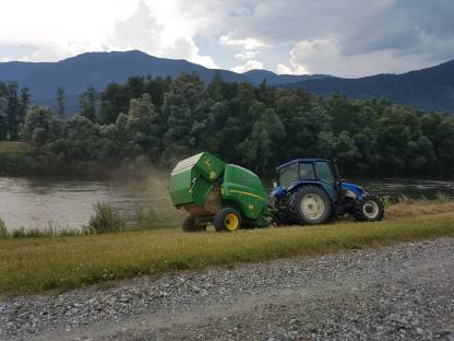 Bild 3:Rundballen pressen