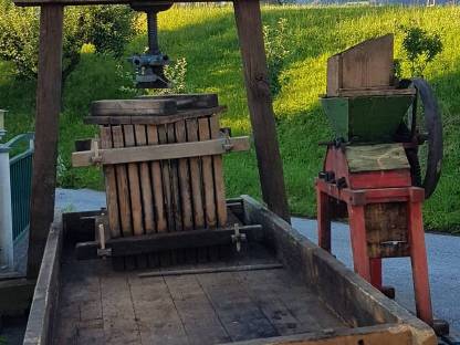 Alte Mostpresse mit Zubehör