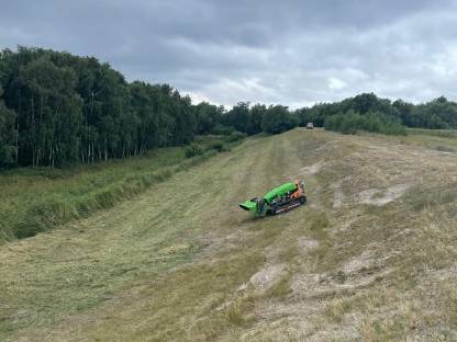 Bild 3:Landschaftspflege, Böschungen mulchen, Mähraupe