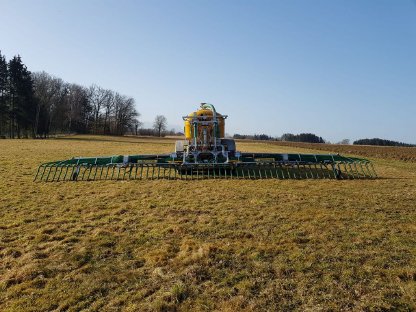 Bild 2:Bodennahe Gülleausbringung mit AGRAR-SCHNEEBERGER