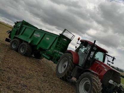 Bild 2:Miststreuen, Kompost, Kalk