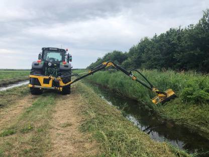 Bild 4:Landschaftspflege, Böschungen mulchen, Mähraupe