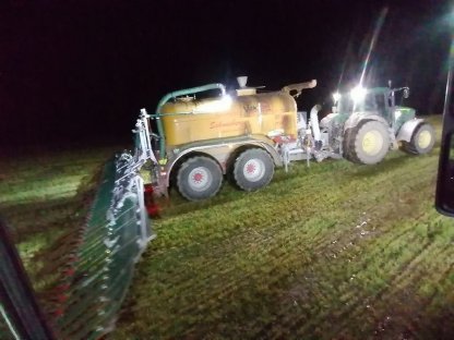 Bild 3:Bodennahe Gülleausbringung mit AGRAR-SCHNEEBERGER