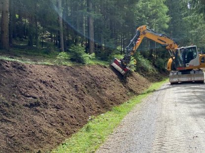 Bild 4:Böschungspflege System Erdbau Bayer