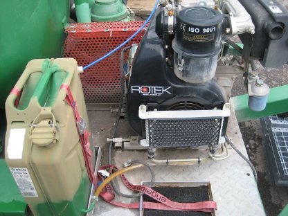 Bild 2:Anhänger mit Wasserfass, Pumpe und Rotek-Motor, Modell ED4-2R-0954E