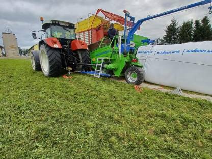 Bild 2:Maisernte Siloschlauch