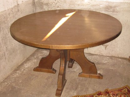 Runder Tisch und Sesseln aus Bauernstube