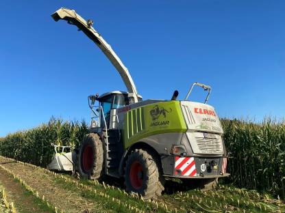 Bild 8:Silomaisballenpressen