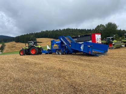 Bild 2:Silomaisballenpressen