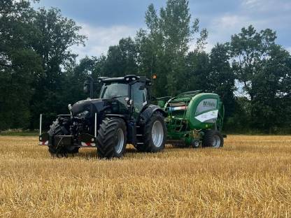 Bild 2:Rundballenpressen und Wickeln