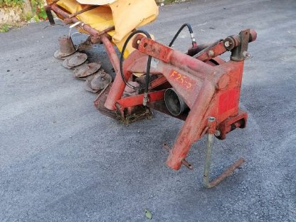 Bild 2:Mähwerk 2m und Traktor Anhänger