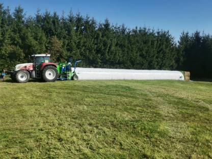 Bild 9:Silomaisballenpressen