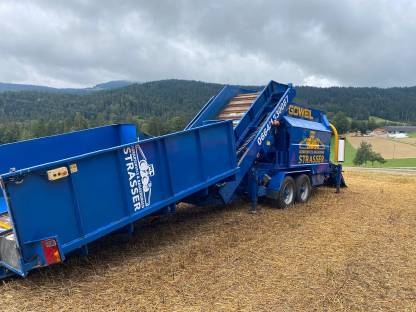 Bild 3:Silomaisballenpressen