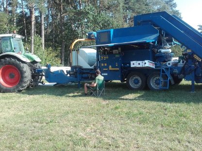 Bild 7:Lohnarbeit in der Maisernte