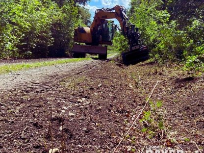 Bild 4:Böschungs- u. Bankettpflege
