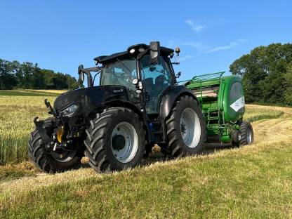 Bild 4:Rundballenpressen und Wickeln