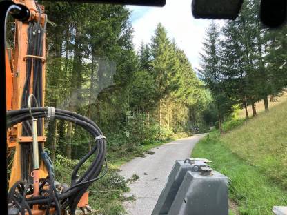 Bild 2:Auslegemulchen, Lichtraumfreischnitt, Güterwegpflege
