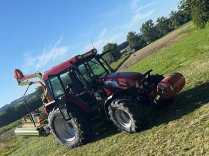 Bild 5:Rundballenpressen und Wickeln