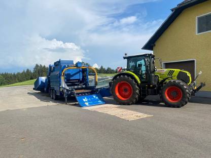 Bild 4:Silomaisballenpressen