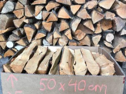 Hartes Brennholz in Schachteln