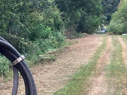 Bild 4:Auslegemulchen, Lichtraumfreischnitt, Güterwegpflege