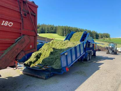 Bild 5:Silomaisballenpressen