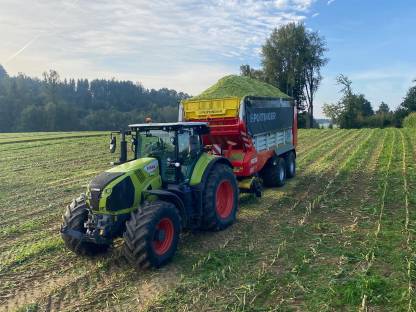 Bild 6:Silomaisballenpressen