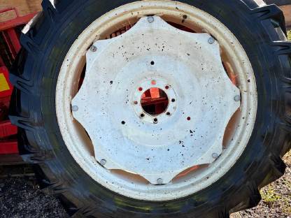 Bild 6:Pflegebereifung New Holland TL70