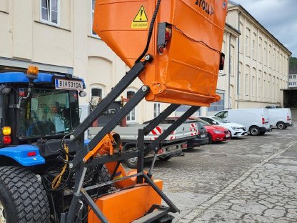 Bild 6:STOLL Frontschelmähwerk FMS180 mit STOLL Anbausauger SuperHE