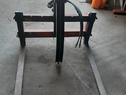 Bild 2:Palettengabel mit Greifarm