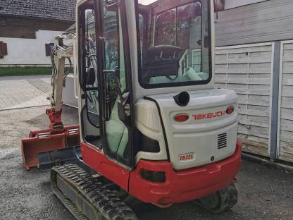 Bild 5:Takeuchi TB 225 inkl. Powertilt und V4 Ausstattung