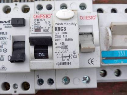 Bild 2:Gebrauchte Sicherungen und FI-Schalter