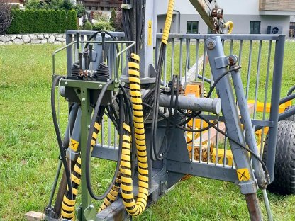 Bild 8:Källefall Forstanhänger mit ferngesteuerter Kranseilwinde