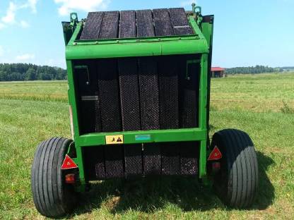 Bild 2:Rundballenpresse John Deere 545