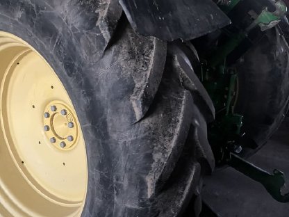 Bild 4:Komplettreifen 520/70R38 und 14.9R24 mit Felgen