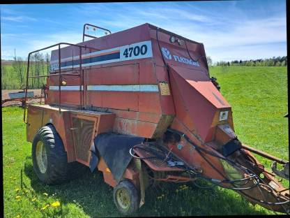 Hesston 4700 Quaderballenpresse