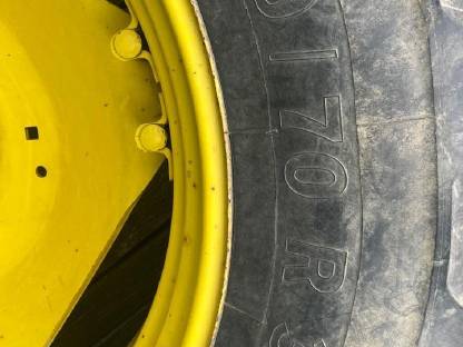 Bild 2:John Deere Kompletträder