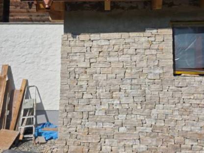Bild 2:Wandverkleidung aus Natursteine