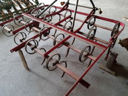 Bild 4:Federzinkengrubber Grubber Kultivator