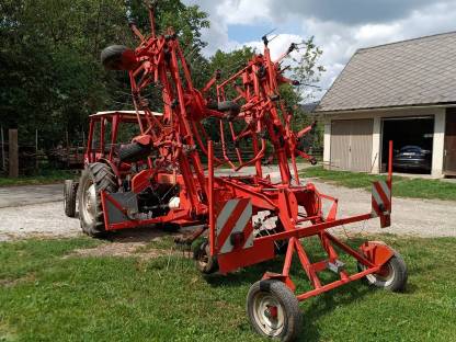 Bild 3:Kuhn Kreiselheuer mit Transportfahrwerk, GF 8501 TO