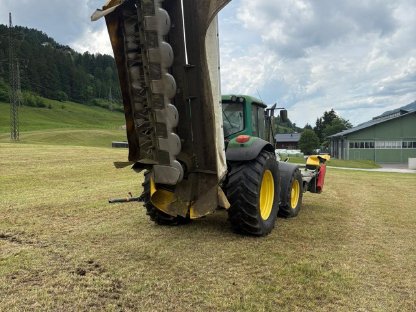 Bild 2:Pöttinger Mähwerke mit Aufbereiter