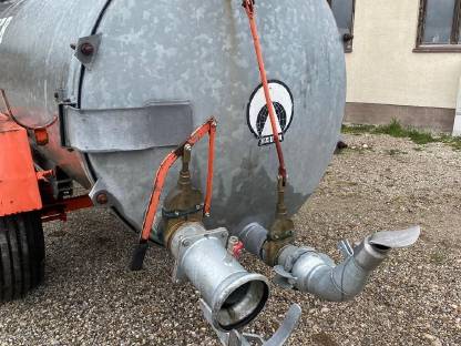 Bild 4:Bauer Güllefass