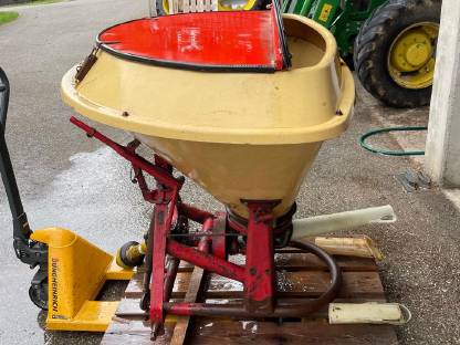 Bild 4:Vicon Düngerstreuer/Salzstreuer