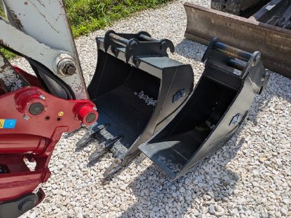 Bild 6:Takeuchi TB 250, inkl. Powertilt + 3x Löffel