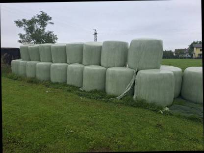 Maissilageballen und Grassilageballen