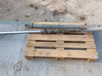 Bild 2:Frontladerzylinder für Schlüter Traktor