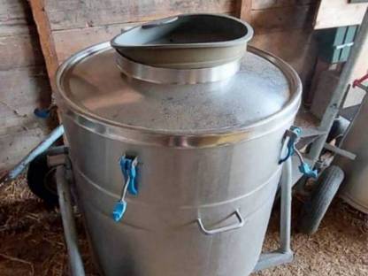 Verschiedene Milchtanks