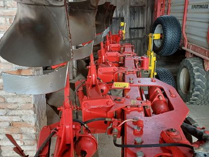 Bild 3:Pöttinger Servo 45-NP, 5 Scharen, hydr. Steinsicherung