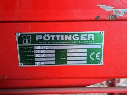 Bild 2:Pöttinger Miststreuer